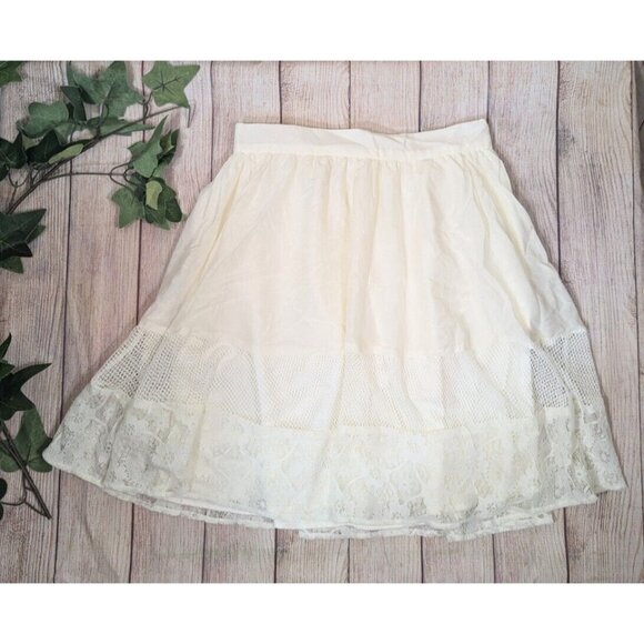 BEBE Women's WHite Skirt A-Line Lace Crotchet Trim Cut Out Zip Back Size 4 - Picture 1 of 6